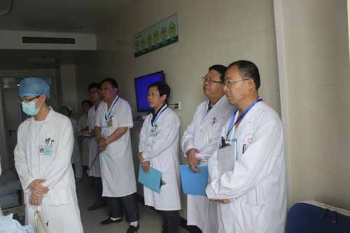 濟寧醫(yī)學院內科教研室主任李新建(右二)參加我院教學查房競賽.JPG
