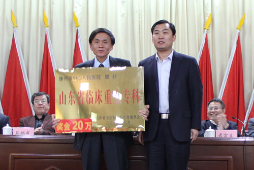 1院長(zhǎng)楊瓊向眼科學(xué)科帶頭人王兵、消化內(nèi)科學(xué)科帶頭人柴同海頒發(fā)牌匾和獎(jiǎng)金。徐萌 劉勝攝.jpg