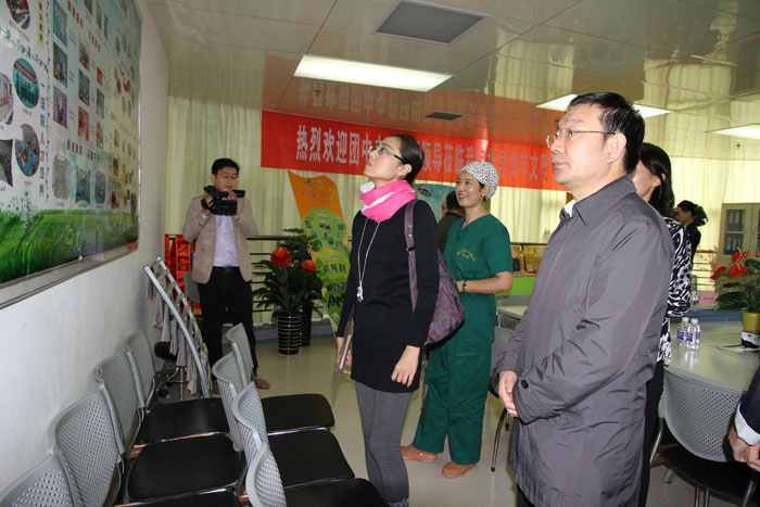 右二  團(tuán)中央青年發(fā)展部職業(yè)文明組處長苑海珍.jpg